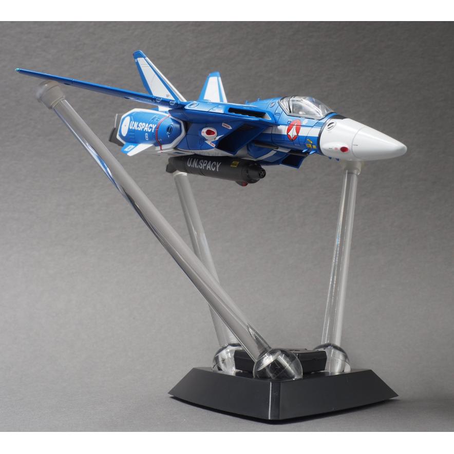 Bandai Macross VF-1J Battroid Valkyrie - 1/72 Scale Poseable Model Kit - Ready To Build & Display - View #10